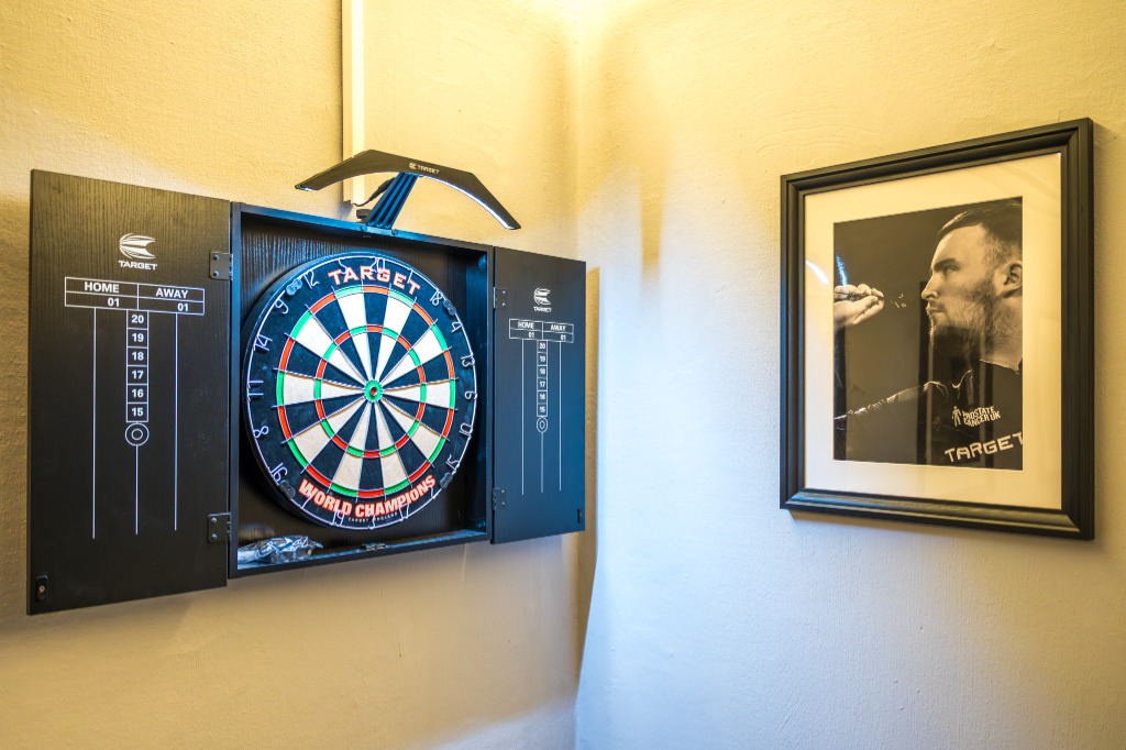 Darts a klubban, kabinetben